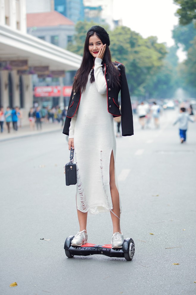 Ở ngày cuối của tuần lễ thời trang quốc tế Việt Nam 2016, cô chọn váy dáng suông phá cách, làm từ chất liệu len. Sau đó, nữ người mẫu mix cùng áo khoác dáng ngắn và mũ lông. 