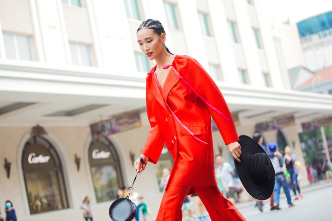 Người mẫu Trang Khiếu không thường xuyên tham gia hoạt động street tyle tại Hà Nội, nhưng một khi xuống phố, cô lập tức trở thành tâm điểm chú ý. 