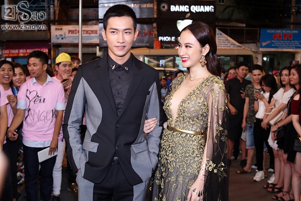 Người mẫu Võ Cảnh - đóng trong phim với vai người yêu từ thuở nhỏ của Angela đi cùng xe với bạn diễn.  Angela Phương Trinh diện váy xuyên thấu của nhà thiết kế Lê Thanh Hòa. 
