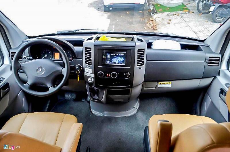 Khoang điều khiển của chiếc Sprinter 3500 không thay đổi nhiều. Xe trang bị màn hình hiển thị, các kết nối giải trí DVD, AM/FM. Dòng xe này cũng được trang bị hệ thống ổn định thân xe, ABS, kiểm soát hành trình...