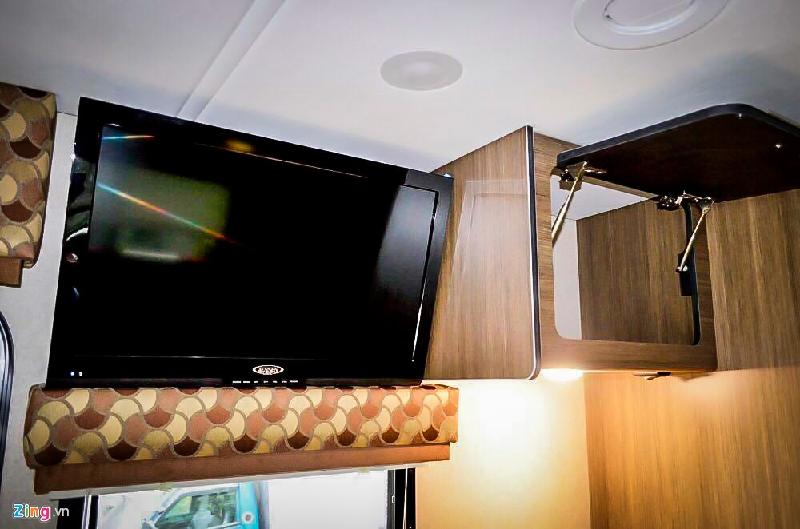 TV đặt ngay phía trên khu vực bếp. Có thể coi khoang sau như một phòng khách thu nhỏ. Một tủ lạnh cũng được bố trí ngay khu vực bếp. Trần xe được lắp đặt hệ thống đèn chiếu sáng LED. 
