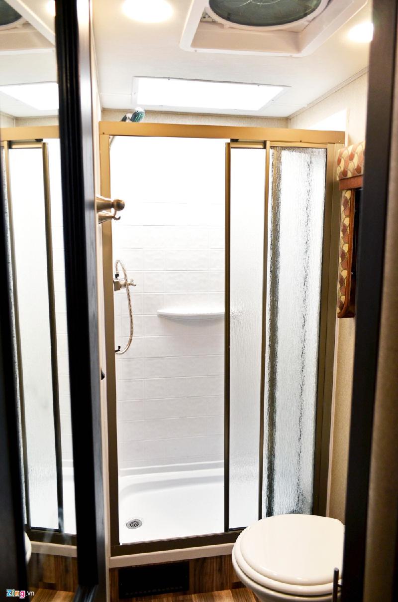 Phòng tắm với các trang bị như cho một căn hộ bình thường. Ngôi nhà di động này cũng có bình nóng lạnh trực tiếp, dung tích 22 lít. 