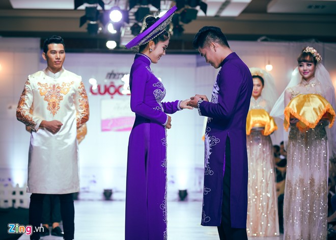 Cặp đôi diện áo dài đồng tông mở màn bộ sưu tập. Trên sân khấu, Trung Kiên trao nhẫn cưới cho Lê Phương theo concept của nhà tạo mốt.