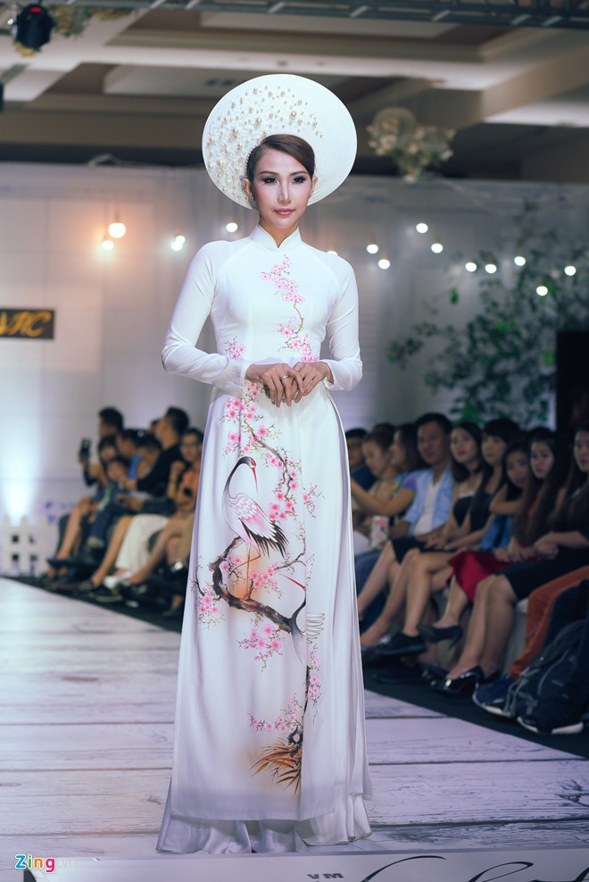 Tham gia chương trình Phong cách trẻ, Minh Châu giới thiệu bộ sưu tập áo dài Nhân duyên với những thiết kế dành cho mùa cưới thu đông.