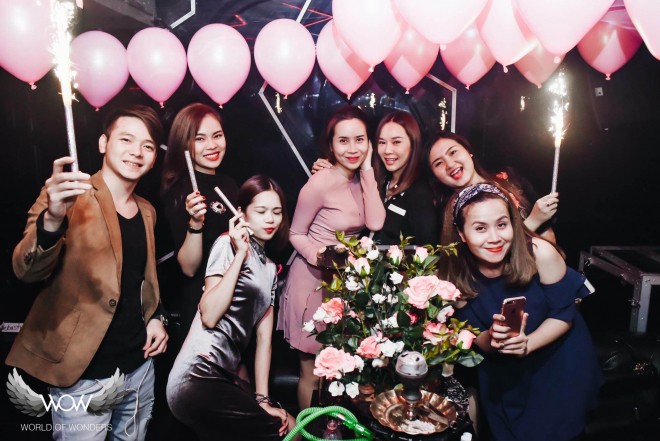 Bữa tiệc nhỏ mừng sinh nhật Lưu Hương Giang được tổ chức trong không khí thân mật với gia đình và những người bạn thân thiết.