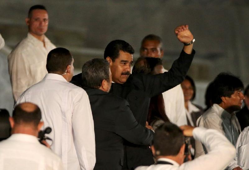Tổng thống Venezuela Nicolas Maduro (giơ tay) xuất hiện tại buổi lễ.
