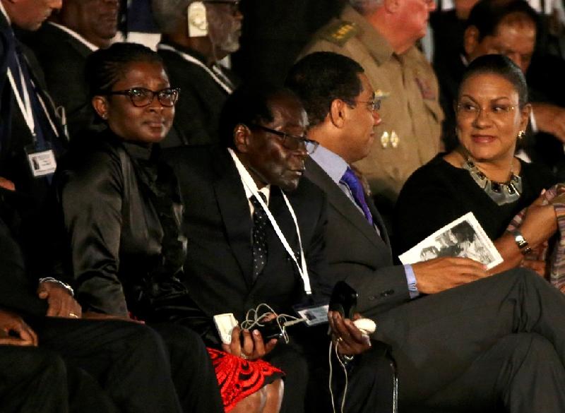 Tổng thống Zimbabwe Robert Mugabe là một trong những lãnh đạo châu Phi tham dự lễ tưởng niệm. "Fidel không chỉ là lãnh đạo của các bạn. Ông ấy là lãnh đạo của chúng ta và là lãnh đạo của mọi cuộc cách mạng", ông Mugabe nói với các phóng viên khi vừa đặt chân đến Havana.