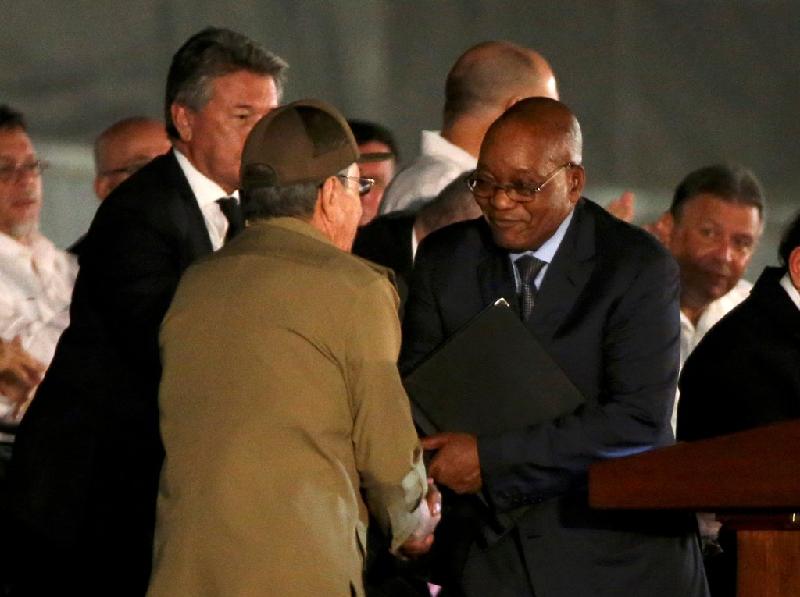 Tổng thống Nam Phi Jacob Zuma bắt tay với Chủ tịch Cuba Raul Castro. Ông Fidel từng đồng hành với cố tổng thống Nam Phi Nelson Mandela trong cuộc đấu tranh chống chủ nghĩa phân biệt chủng tộc ở quốc gia châu Phi.