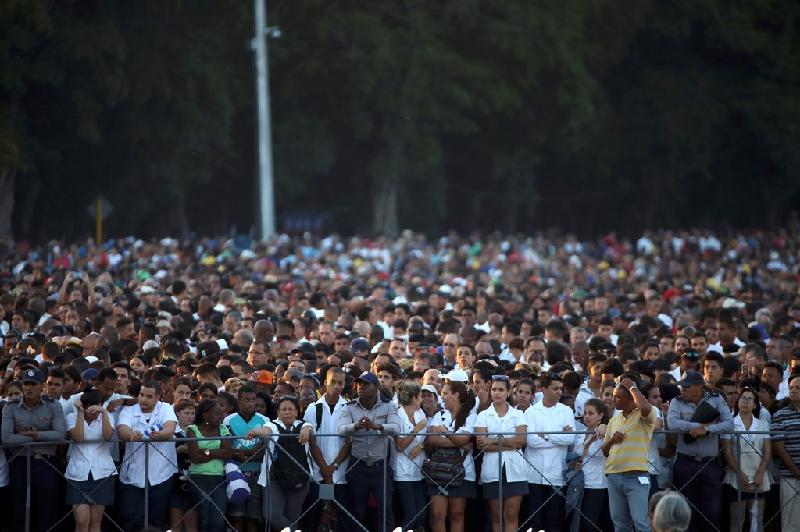 Từ đầu giờ chiều, rất đông người dân đã kéo về quảng trường Cách Mạng ở Havana để chờ tham dự lễ tưởng niệm. Các cuộc tuần hành cũng đã diễn ra ở thủ đô và nhiều thành phố khác ở Cuba.