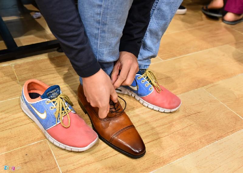 Do quá đông khách, nhân viên khuyến cáo khách hàng chỉ nên thử giày một chân cho nhanh.