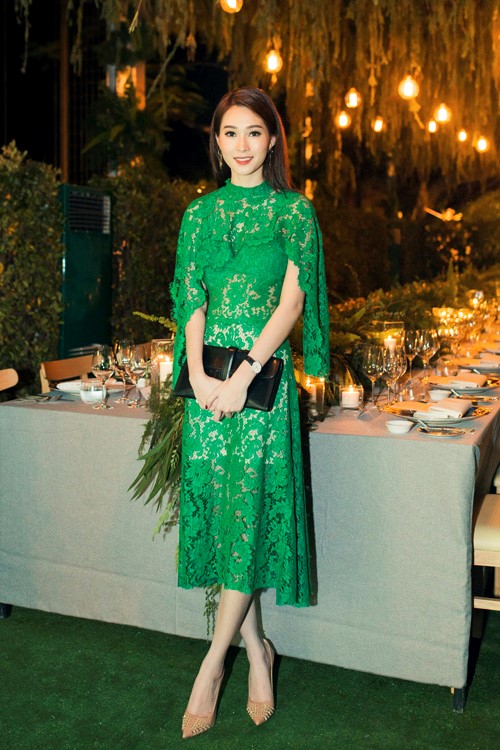 Đầm chất liệu ren, tông màu xanh lục giúp hoa hậu Đặng Thu Thảo vào nhóm mỹ nhân mặc tinh tế nhất tuần qua. Mái tóc thẳng, phụ kiện, giày đơn giản tiệp cùng trang phục của Hoa hậu Việt Nam 2014. Ảnh: 