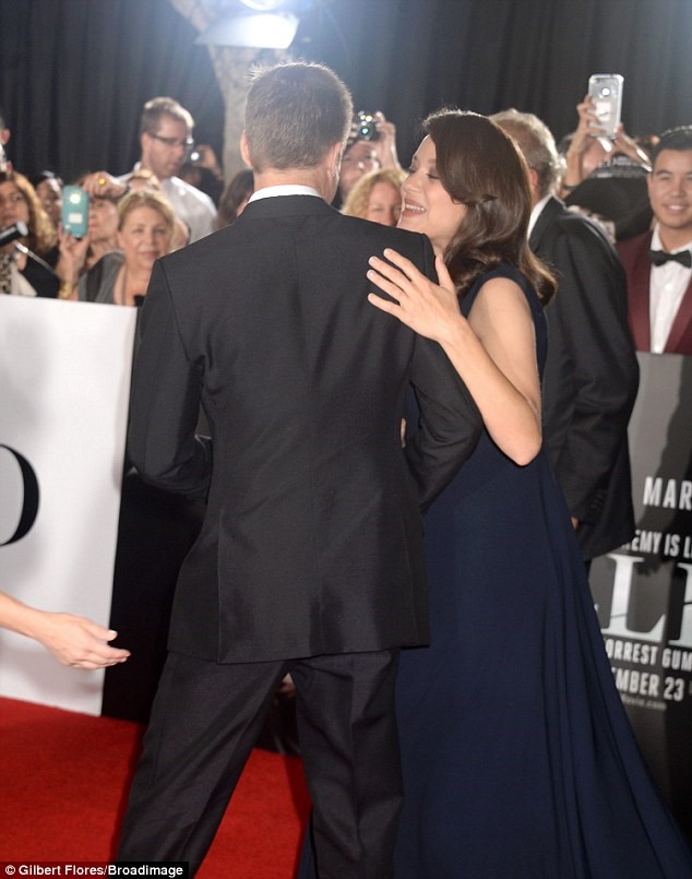 Brad Pitt thân mật với Marion trước ống kính. Họ thân thiết hơn sau khi hợp tác chung trong phim mới. Nữ diễn viên từng bị cho là người thứ ba khiến Angelina Jolie ghen tuông.