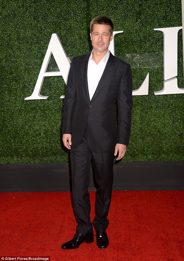 Brad Pitt diện vest đen kết hợp cùng sơ mi trắng nhưng không đeo cà vạt.