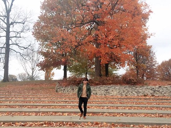 Hồ Quang Hiếu dạo bước ngắm khung cảnh lãng mạn của lá vàng mùa thu nước Mỹ trong chuyến lưu diễn của mình. Anh chàng tạo dáng chụp hình để có những bức ảnh ưng ý nhất làm kỷ niệm.
