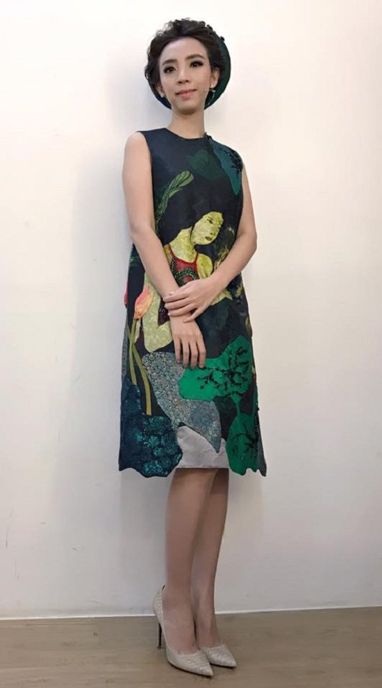Diễn viên hài Thu Trang duyên dáng với áo dài cách điệu, khoe vẻ dịu dàng, xinh đẹp.