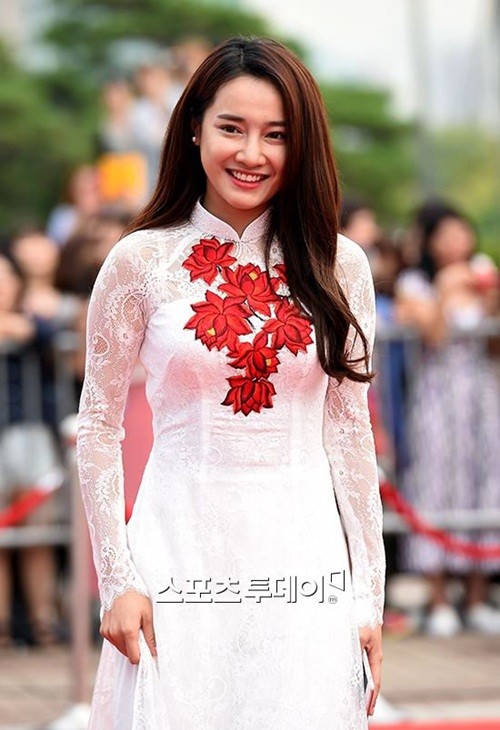 Tại thảm đỏ Seoul International Drama Awards, Nhã Phương tự tin sải bước cùng hội ngộ dàn sao đình đám của Kpop. Cô chọn áo dài - trang phục truyền thống cho lần xuất hiện này.