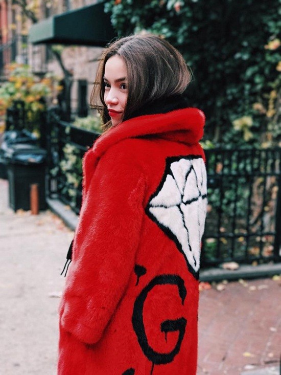 Hồ Ngọc Hà với áo khoác lông giá chục ngàn đô trên đường phố New York.