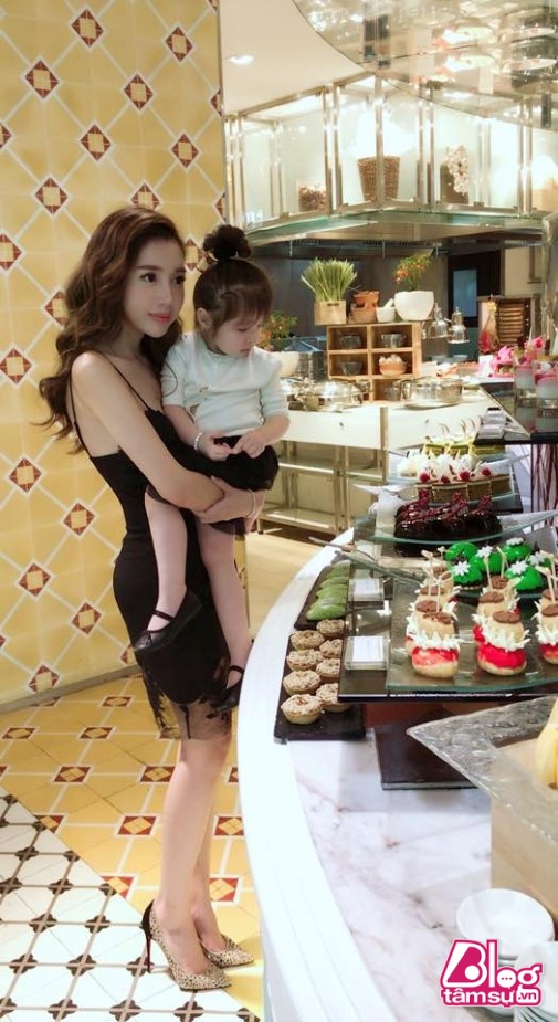 3 mẹ con nhà Elly Trần tiếp tục chiêu đãi các cô chú hâm mộ bằng bộ ảnh “mãn nhãn” trên trang fanpage. 
