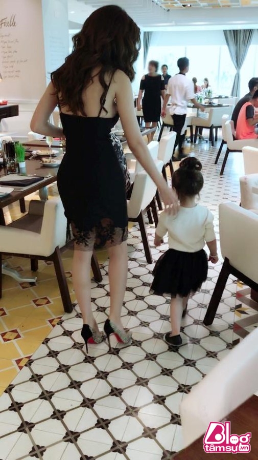 Cận cảnh sắc vóc khiến chị em “phát hờn” của “bà mẹ 2 con” tại nhà hàng.