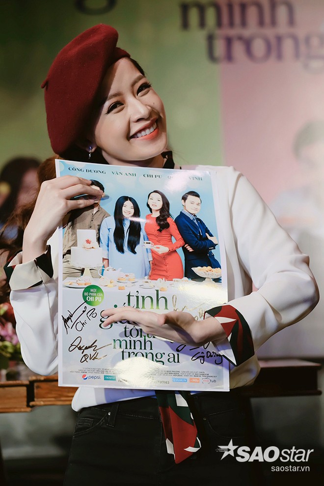 Chi Pu hào hứng khoe poster có đầy đủ chữ ký của 4 diễn viên trong phim tặng fan.