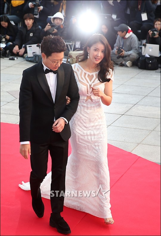 Lee Si Young gợi cảm với váy xuyên thấu. Nữ diễn viên Vườn sao băng cũng là MC của lễ trao giải.