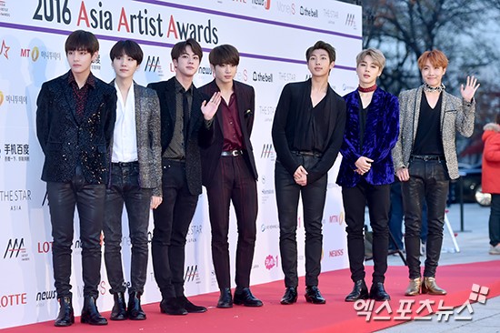Các chàng trai của nhóm BTS đa màu sắc trên thảm đỏ.