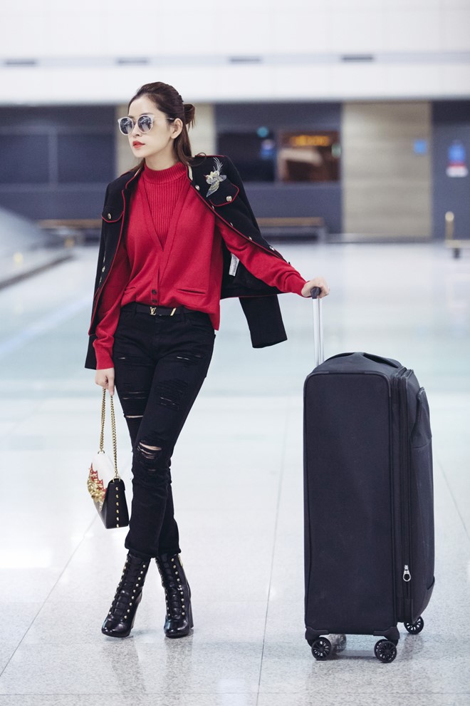 Xuất hiện tại sân bay, nữ diễn viên 26 tuổi khoe phong cách sành điệu. Cô diện áo len thương hiệu Just Cavalli, áo khoác ngoài thêu họa tiết của Zara.