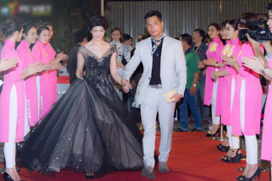 Liên hoan phim Việt Nam cuối năm 2015, họ dắt tay nhau bước trên thảm đỏ.