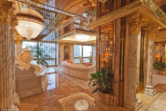 Căn hộ siêu sang của Donald và Melania Trump gây ấn tượng ngay từ khi mới bước vào bởi tường, sàn nhà và những chiếc cột trong nhà đều làm từ đá cẩm thạch. Bên cạnh đó, đĩa hát, đèn, và bình hoa cũng được mạ vàng ròng 24 carat.