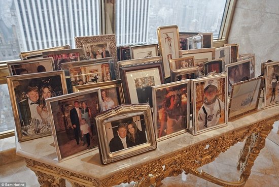 Khu vực dành riêng cho gia đình, được trưng bày những bức ảnh của Trump, Melania và chính giữa là bức ảnh của con trai út của họ. 
