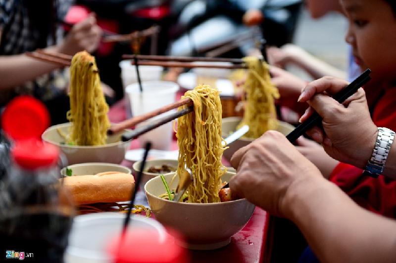Từ nhà hàng sang trọng đến quán bình dân đều nhanh chóng cập nhập món mỳ bay vào thực đơn. Cửa hàng nằm trên vỉa hè phố Đinh Tiên Hoàng (quận 1) là một trong những địa điểm hút khách tới ăn nhất.
