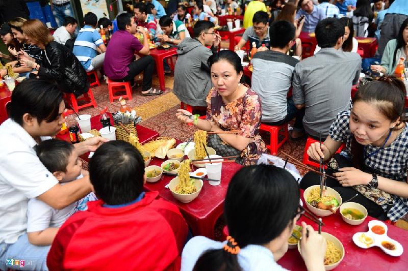 Nguyễn Trà My (sinh năm 1999, quận Phú Nhuận) chia sẻ cô cùng nhóm bạn tới quán ăn vì tò mò sau khi xem ảnh trên mạng. 9X muốn biết vì sao những sợi mỳ có thể bay được.