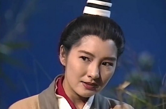 Mang những niềm đau vào Lý Mạc Sầu, Tuyết Lê đã thể hiện xuất sắc nhân vật này  Sau vai diễn Lý Mạc Sầu vào năm 1995, Tuyết Lê tiếp tục tham gia thêm 2 phim nữa của TVB là “Thiên Long bát bộ 1997” và “Cỗ máy thời gian” năm 2001. Có vẻ như những buồn tủi trong cuộc đời cô đã giúp cô thể hiện những nhân vật nữ lẳng lơ, hận tình và đầy bi kịch. Khang Mẫn trong “Thiên Long bát bộ 1997” vì yêu Tiêu Phong mà không được đáp lại, đã trả thù anh và trở thành người phụ nữ độc ác. Hay Triệu Nhã trong “Cỗ máy thời gian” cũng vì chữ tình mà lao vào con đường trụy lạc và phải nhận lấy kết cục bi thảm.