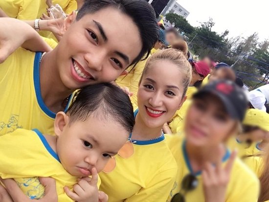 Ngày hôm qua, Khánh Thi cùng chồng trẻ Phan Hiển và con trai đã cùng tham gia sự kiện chạy bộ để giúp các em nhỏ mổ hàm ếch. Cả gia đình mặc chiếc áo màu vàng của chương trình và vui vẻ chụp ảnh để lưu lại khoảnh khắc hạnh phúc bên nhau.