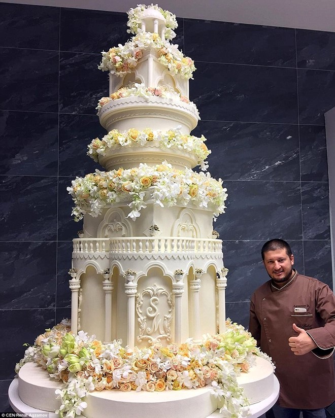 Chiếc bánh kem cao hơn 3 m là một trong những điểm nhấn của lễ cưới.
