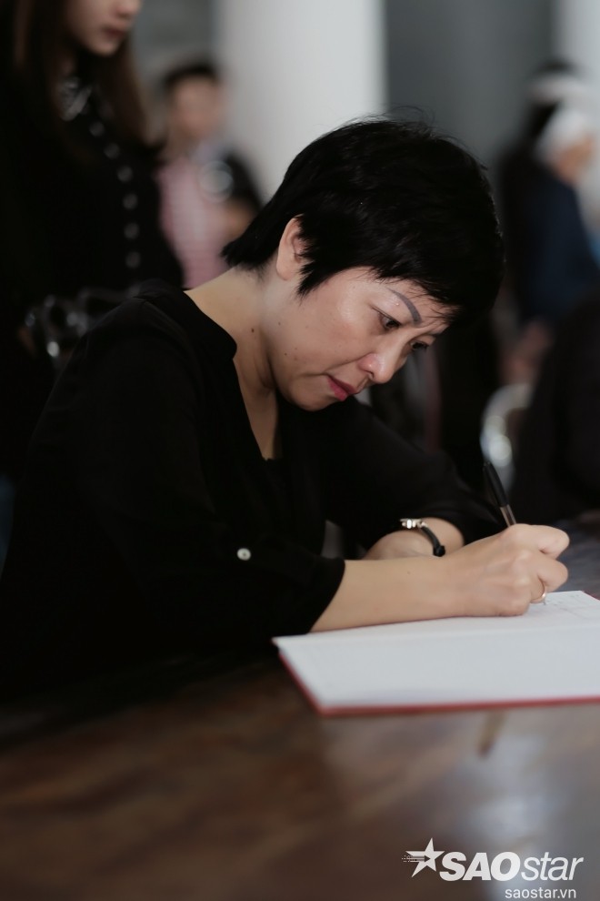 MC Thảo Vân, người đồng hành suốt một thời gian dài của Phạm Bằng trong chương trình Gặp nhau cuối tuần cũng có mặt. Cô lặng lẽ viết những lời từ biệt người nghệ sĩ đáng kính.