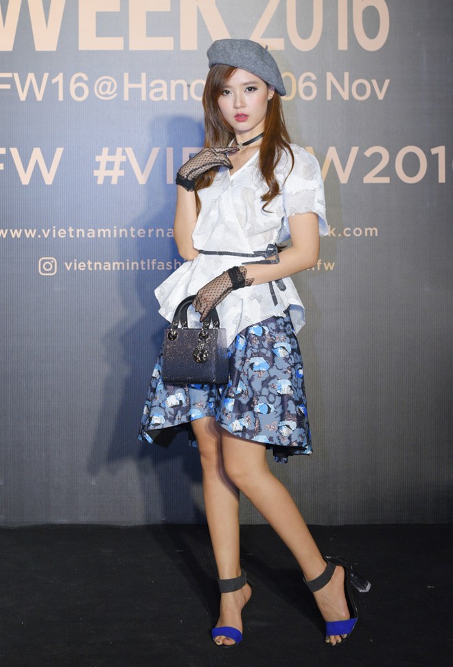 Tham dự bế mạc Tuần lễ Thời trang quốc tế Việt Nam 2016, ngày 6/11 ở Hà Nội, Midu chọn trang phục kín đáo kết hợp bộ phụ kiện sành điệu như găng tay lưới, túi xách Dior, mũ bere cổ điển. 