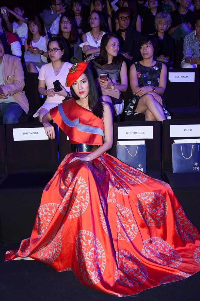Hoa hậu hoàn vũ Singapore 2011 Valerie Lim diện lại bộ cánh Thanh Hằng trình diễn một ngày trước đó góp mặt ở hàng ghế VIP.