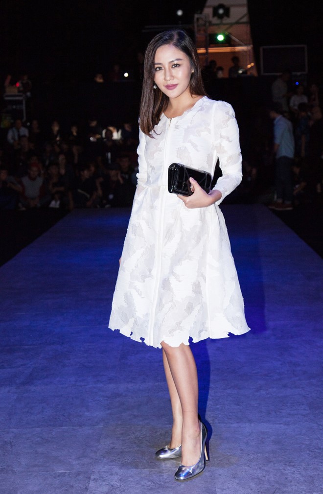 Văn Mai Hương chọn phong cách nữ tính với váy tông trắng phối giày ánh bạc.