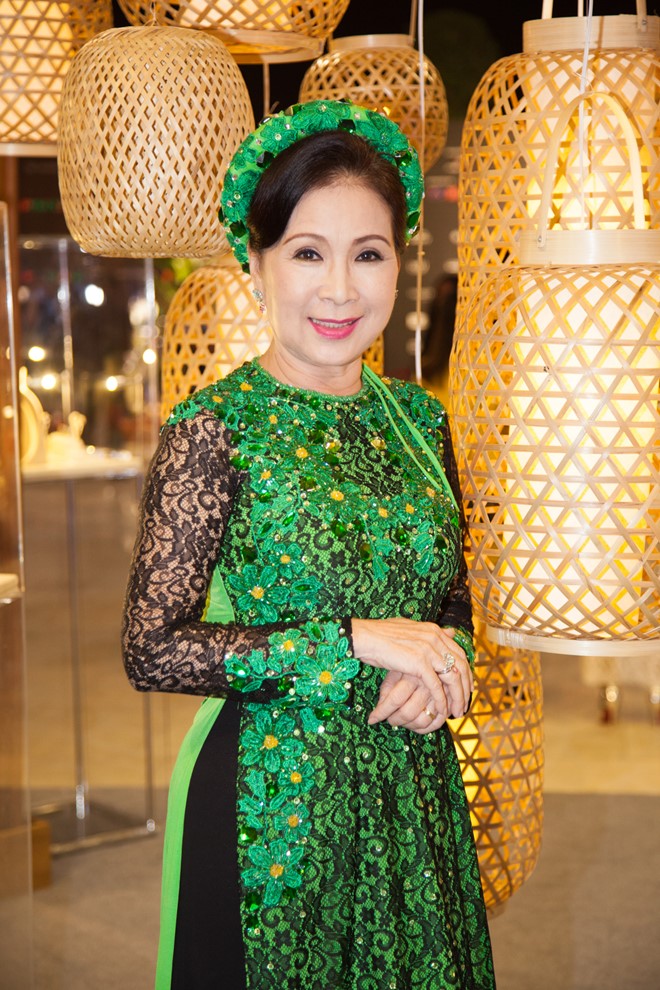 NSƯT Kim Xuân nền nã trong tà áo dài xanh phối ren đến ủng hộ các nhà thiết kế Việt.
