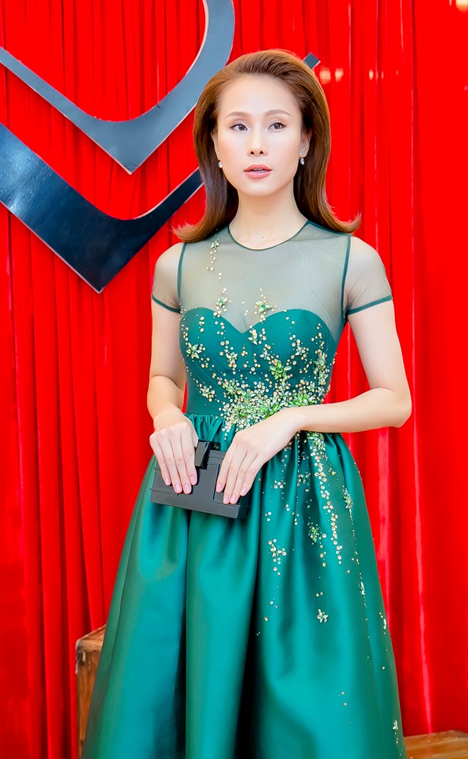 Thái Hà duyên dáng với thiết kế tông xanh kết hạt tinh tế. Đây là lần hiếm hoi cô xuất hiện sau khi từ bỏ nghề người mẫu.