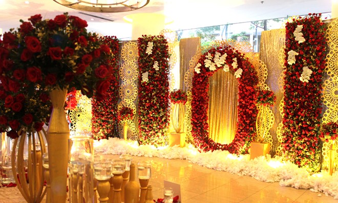 Sau lễ vu quy diễn ra tại quê nhà cô dâu ở Tiền Giang, Thiên Bảo - Kim Yến tổ chức tiệc cưới tại TP.HCM vào buổi tối cùng ngày. Không gian tiệc đãi bạn bè của đôi tân lang, tân nương được trang trí bởi 50.0000 bông hoa hồng tươi màu đỏ thắm.