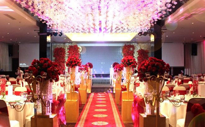 Không gian tiệc cưới phủ màu đỏ trắng, đồng nhất với hoa hồng mà chủ nhân buổi tiệc ưa thích. 