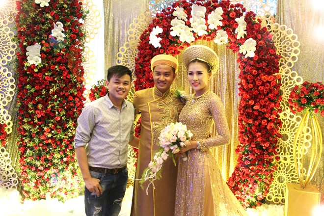 Vợ chồng Kim Yến - Thiên Bảo chỉnh chu trong trang phục áo dài truyền thống đứng tại khu vực đón khách và chụp ảnh lưu niệm cùng bạn bè đến chung vui.