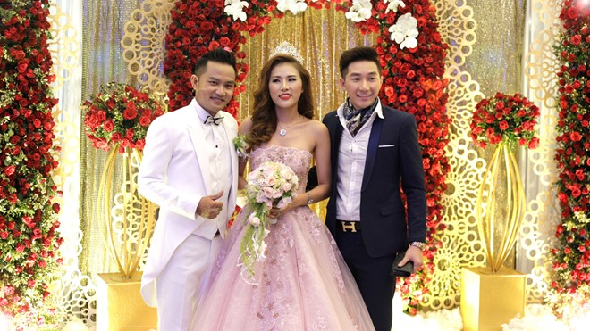 Người mẫu Nam Phong trong trang phục vest bảnh bao dự tiệc cưới đồng nghiệp.