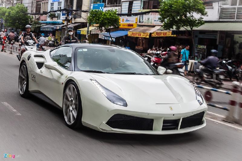 Bộ sưu tập siêu xe của doanh nhân Nguyễn Quốc Cường (Cường Đô La) liên tục xuất hiện trên phố. Chiếc Ferrari 488 GTB màu trắng được dán decal dòng chữ Car and Passion, đây là phong trào mà Cường Đô La đang gây dựng lại sau một thời gian vắng bóng.