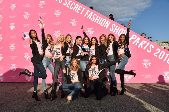 Dàn người đẹp đồng loạt diện trang phục đồng đội với áo thun hồng in dòng chữ Victoria’s Secret Paris 2016 cùng quần skinny jeans gợi cảm và hoodie đen. 