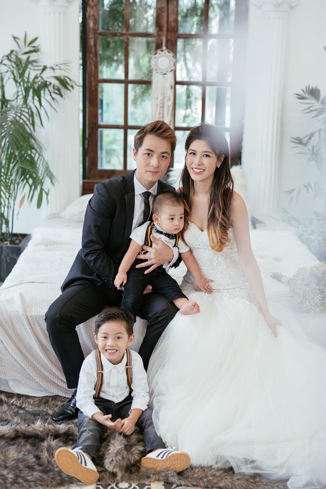 Đăng Khôi nói vui đây là ảnh cưới của cả gia đình. Còn Thủy Anh tự hào mình là cô dâu xinh đẹp nhất nhà bên 3 chú rể là 3 bố con. 