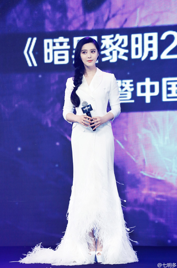 Chiếc đầm trắng với thiết kế lông nơi chân váy giúp Phạm Băng Băng xuất hiện đầy quý phái trên sân khấu.
