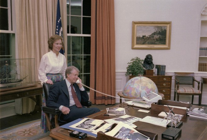 Rosalynn Carter là đệ nhất phu nhân đầu tiên ngồi trong phòng họp cùng các thành viên nội các của chồng bà, tổng thống Jimmy Carter. Bà còn là cố vấn thân cận và đại sứ cho chồng đến các nước Mỹ Latin. Sau khi rời Nhà Trắng, Rosalynn tiếp tục là một nhà hoạt động xã hội mạnh mẽ, bà đặc biệt đề cao việc chăm sóc sức khỏe tinh thần cho người Mỹ. Ảnh: 